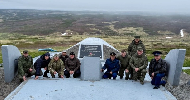 Церемония возложения цветов у мемориала на Шумшу