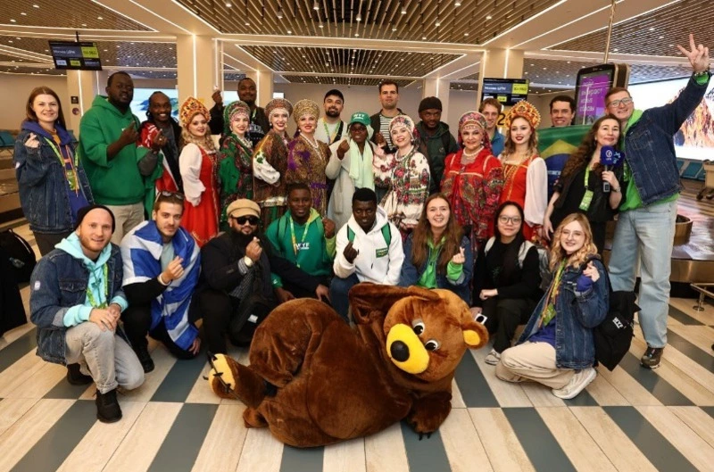 Иностранные участники Всемирного фестиваля молодёжи спели с группой «Любэ» на Сахалине