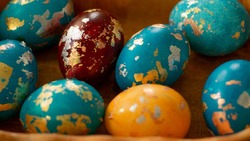 Как покрасить яйца к Пасхе-2024: оригинальные способы 