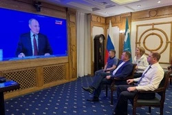 Губернатор Валерий Лимаренко смотрит прямую линию с президентом