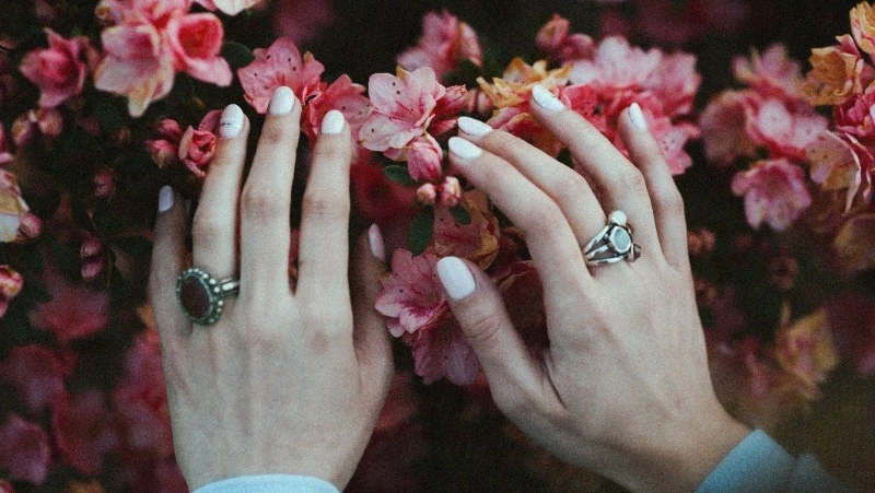 Лунный календарь маникюра на август 2024 года: благоприятные дни и модные тенденции