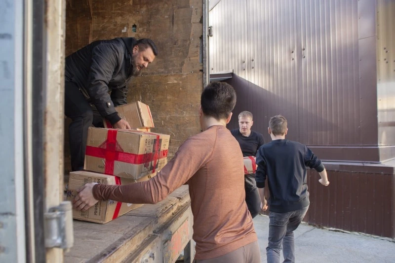 Более 10 тонн посылок отправили для участников СВО
