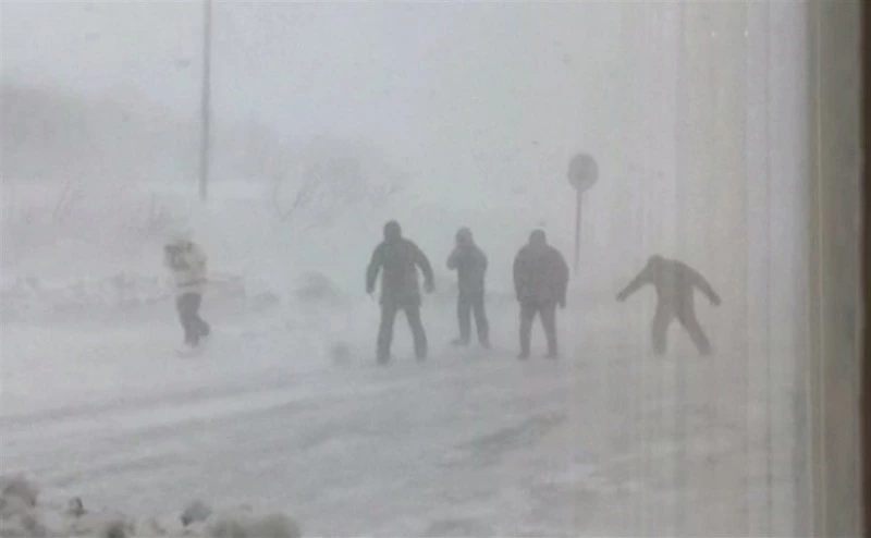 Жители Северо-Курильска в сильную метель пробиваются к избирательному участку