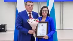 Валерий Лимаренко наградил работников образования Сахалинской области