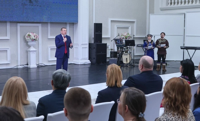 Губернатор поздравил с 90-летним юбилеем нивхского писателя Владимира Санги