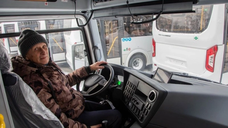 Валерий Лимаренко передал мэрам пяти районов ключи от современных автобусов