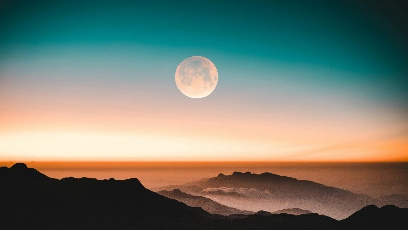 «Клубничная луна» в 2024 году: дата, что это за полнолуние