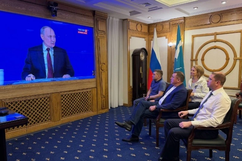 Губернатор Валерий Лимаренко смотрит прямую линию с президентом