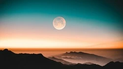 «Клубничная луна» в 2024 году: дата, что это за полнолуние