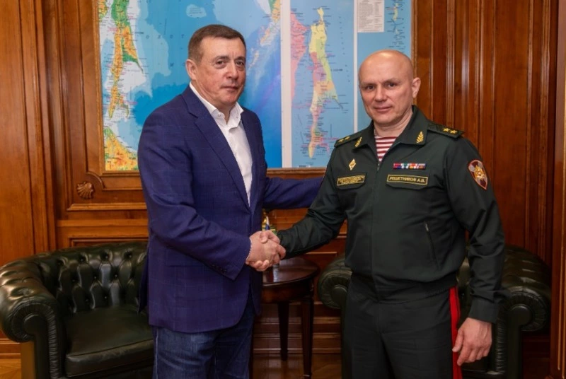 Губернатор Сахалинской области провел встречу с командующим Восточным округом Росгвардии