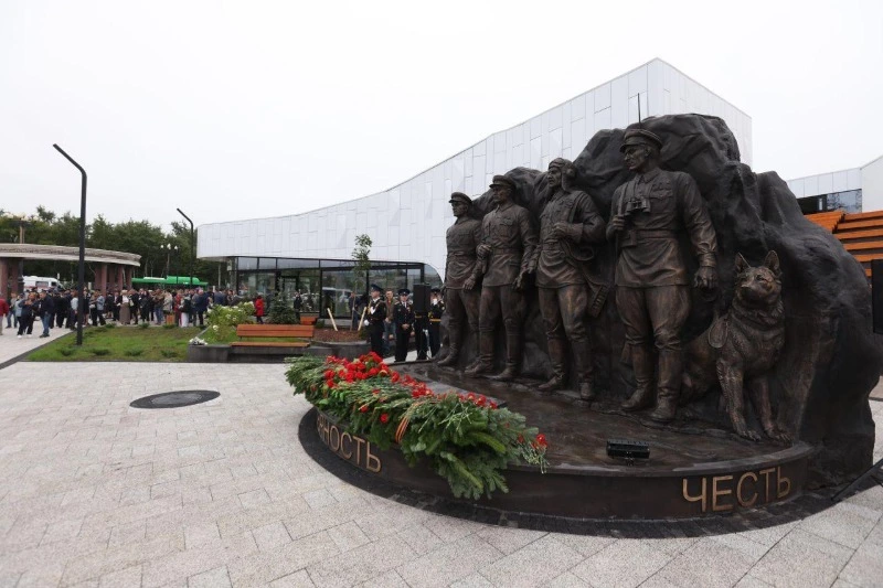 D Южно-Сахалинске открыли сквер «Щит и Меч»