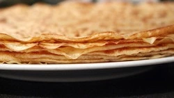 Второй день Масленицы: простой и вкусный рецепт блинов