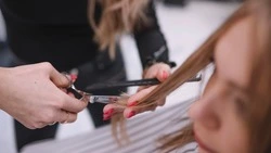 Лунный календарь стрижек на февраль 2024: список благоприятных дат