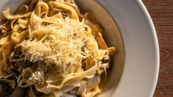 Как приготовить пасту с курицей и грибами под нежным сливочным соусом